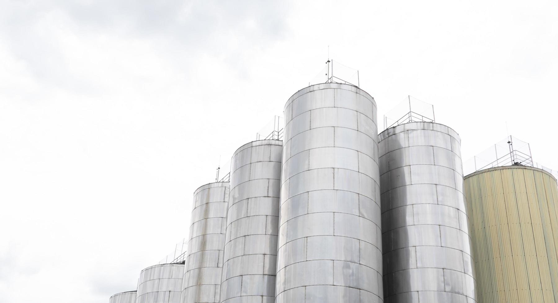 tanque de fermentação de cerveja ou fábrica de cerveja foto