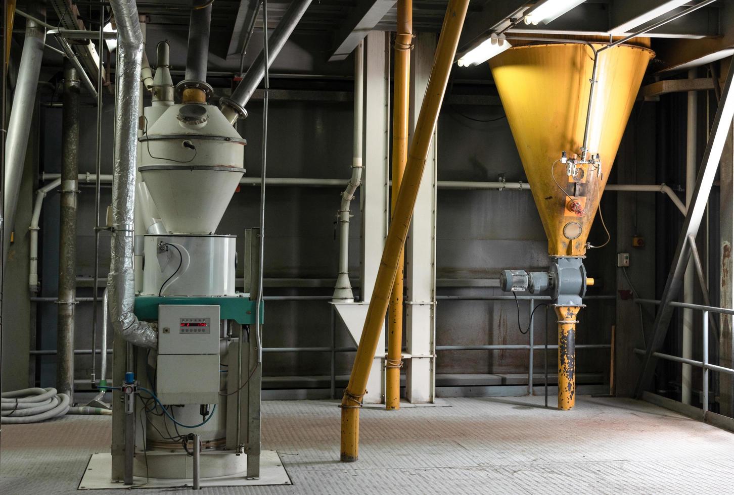 silo de malte para produção de cerveja foto