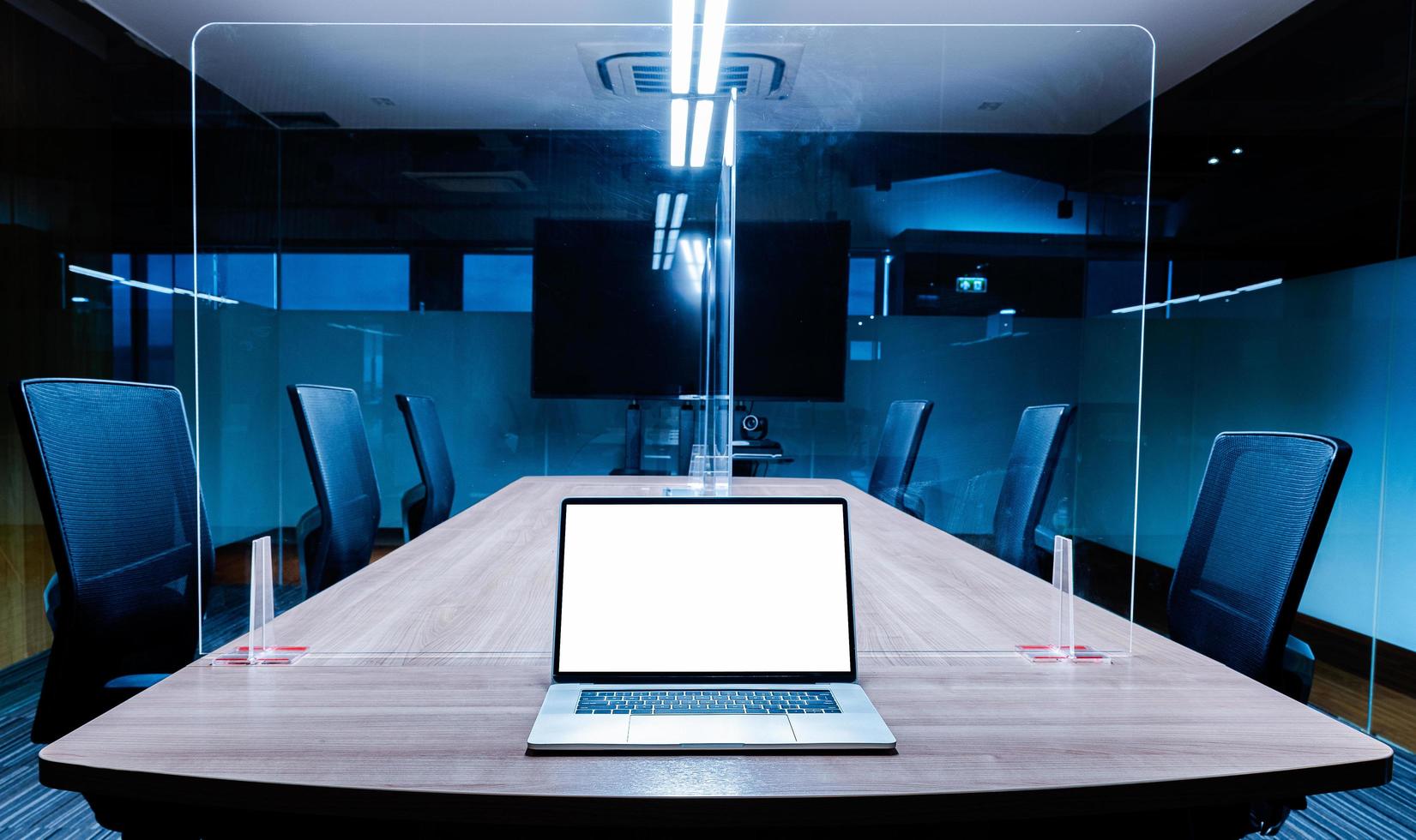 simular laptop de exibição de tela branca na mesa na sala de reuniões foto