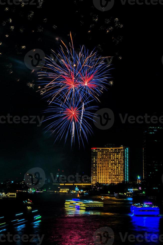 fogos de artifício no rio no céu escuro foto