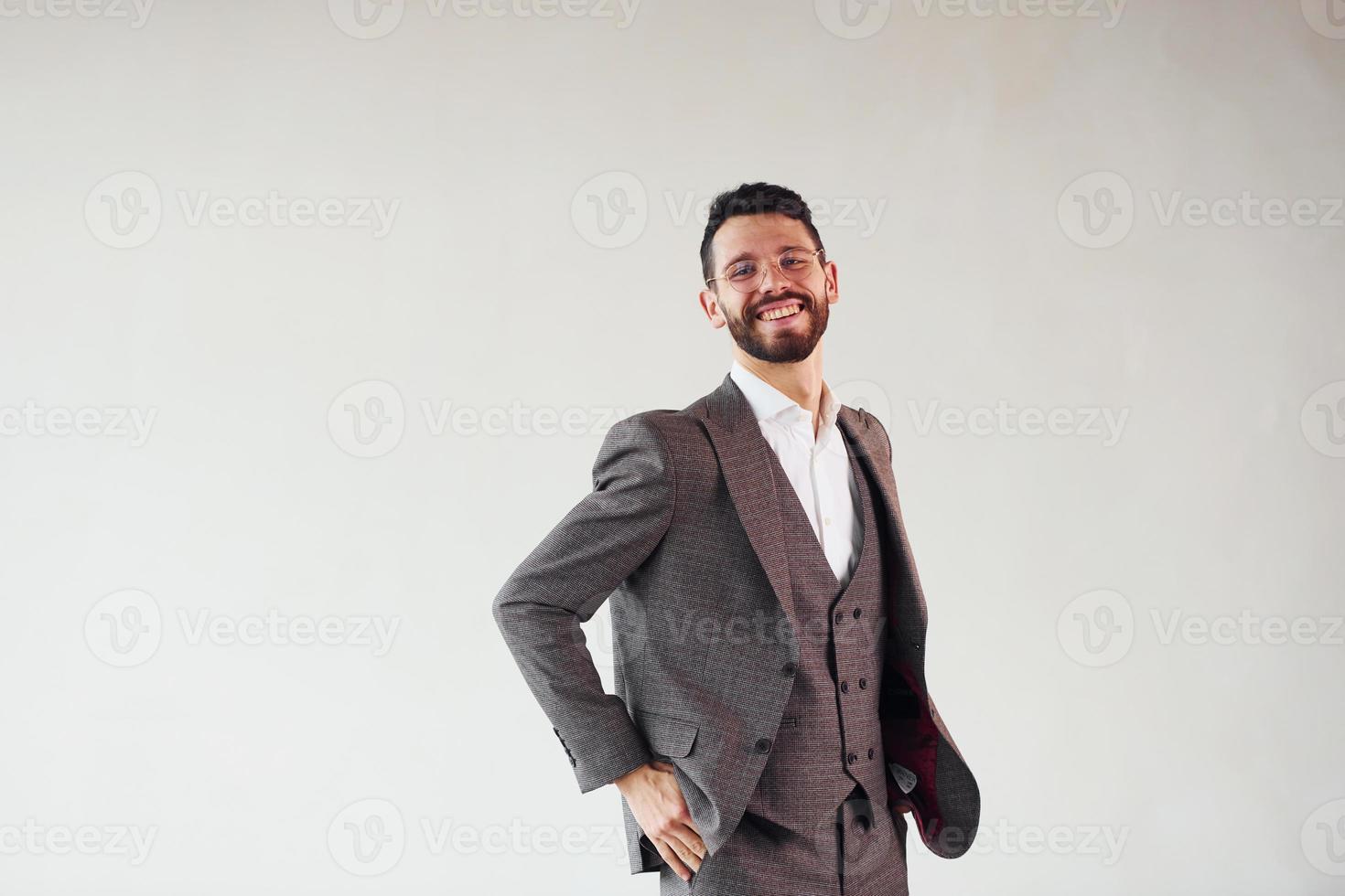 jovem empresário elegante terno dentro de casa. concepção de sucesso foto