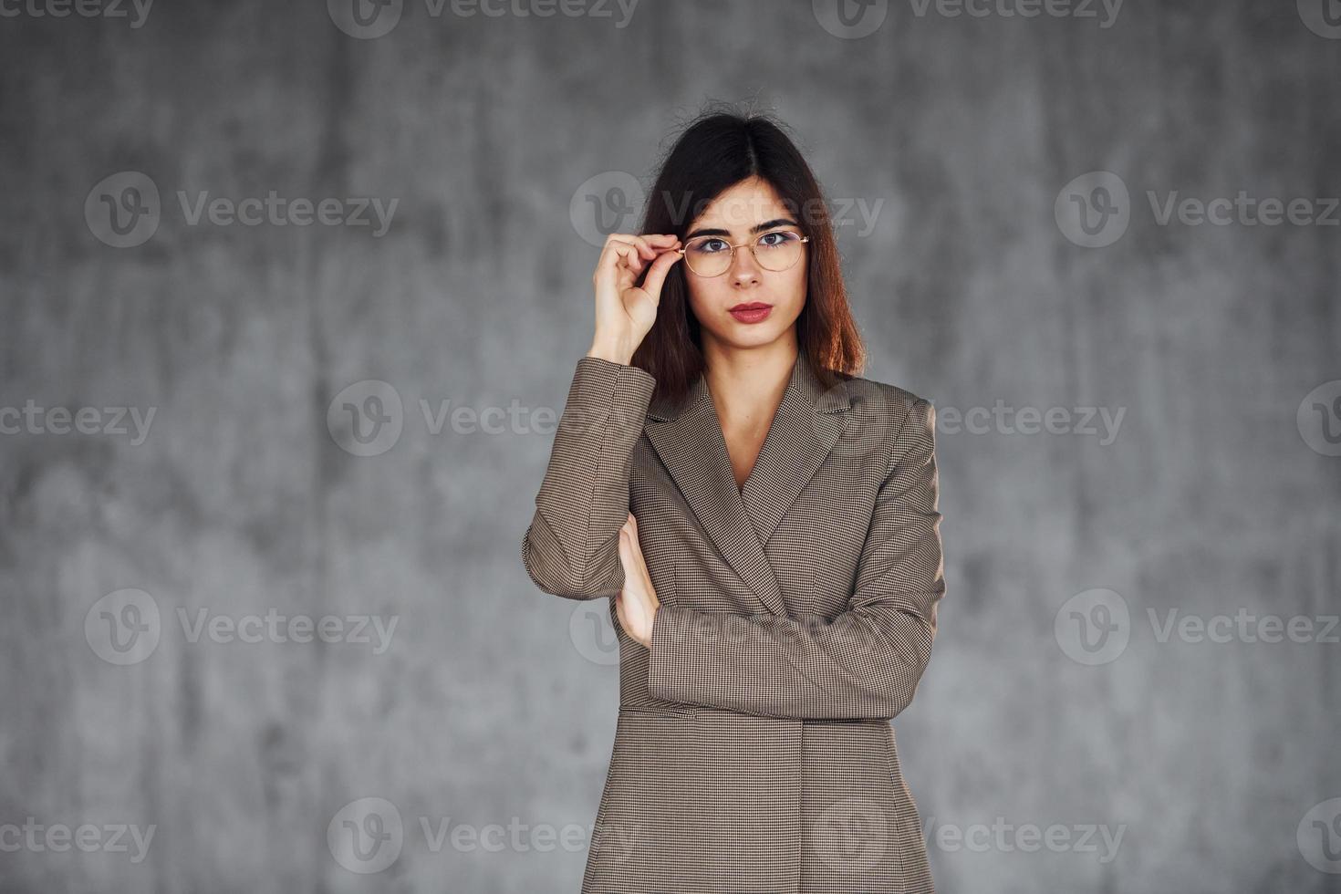 jovem mulher com roupas formais está dentro de casa. concepção de estilo foto