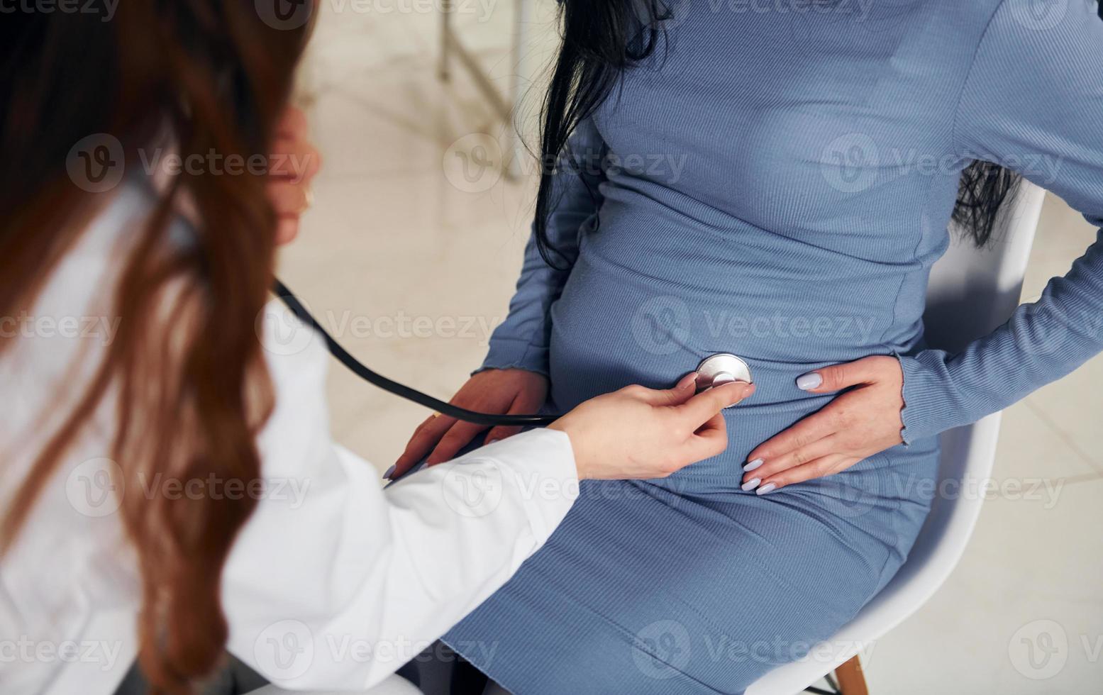 outra consulta. mulher grávida está na clínica no gabinete e faz exame de saúde foto