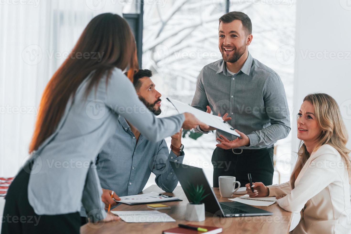 conversa ativa. grupo de empresários que trabalham no projeto no escritório foto