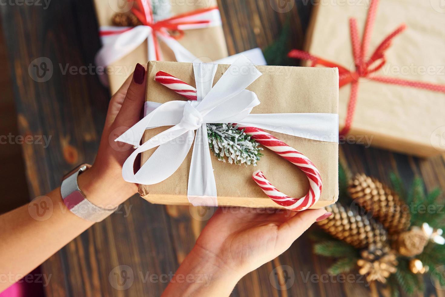 mulher segurando a caixa de presente. fundo de natal com decoração de férias foto