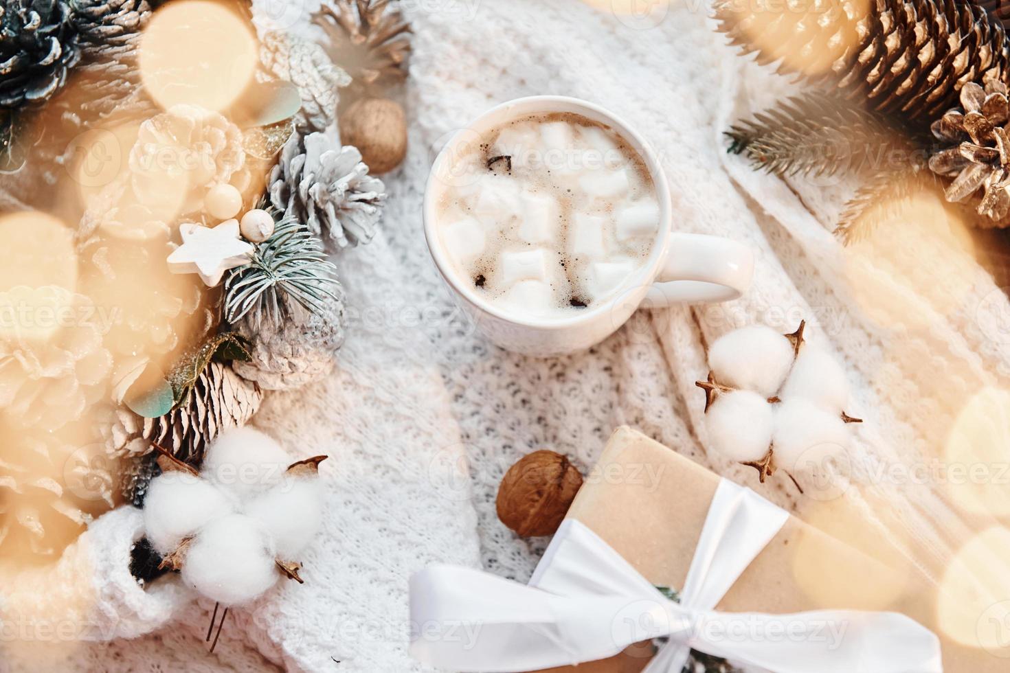 beba no copo com marshmallow. fundo de natal com decoração de férias foto