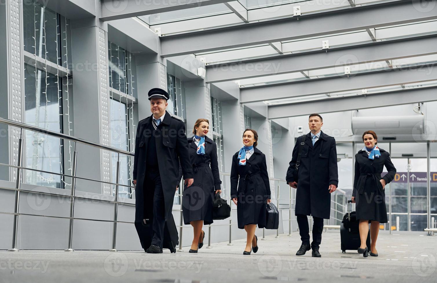 de uniforme. tripulação de avião de uniforme vai trabalhar juntos foto