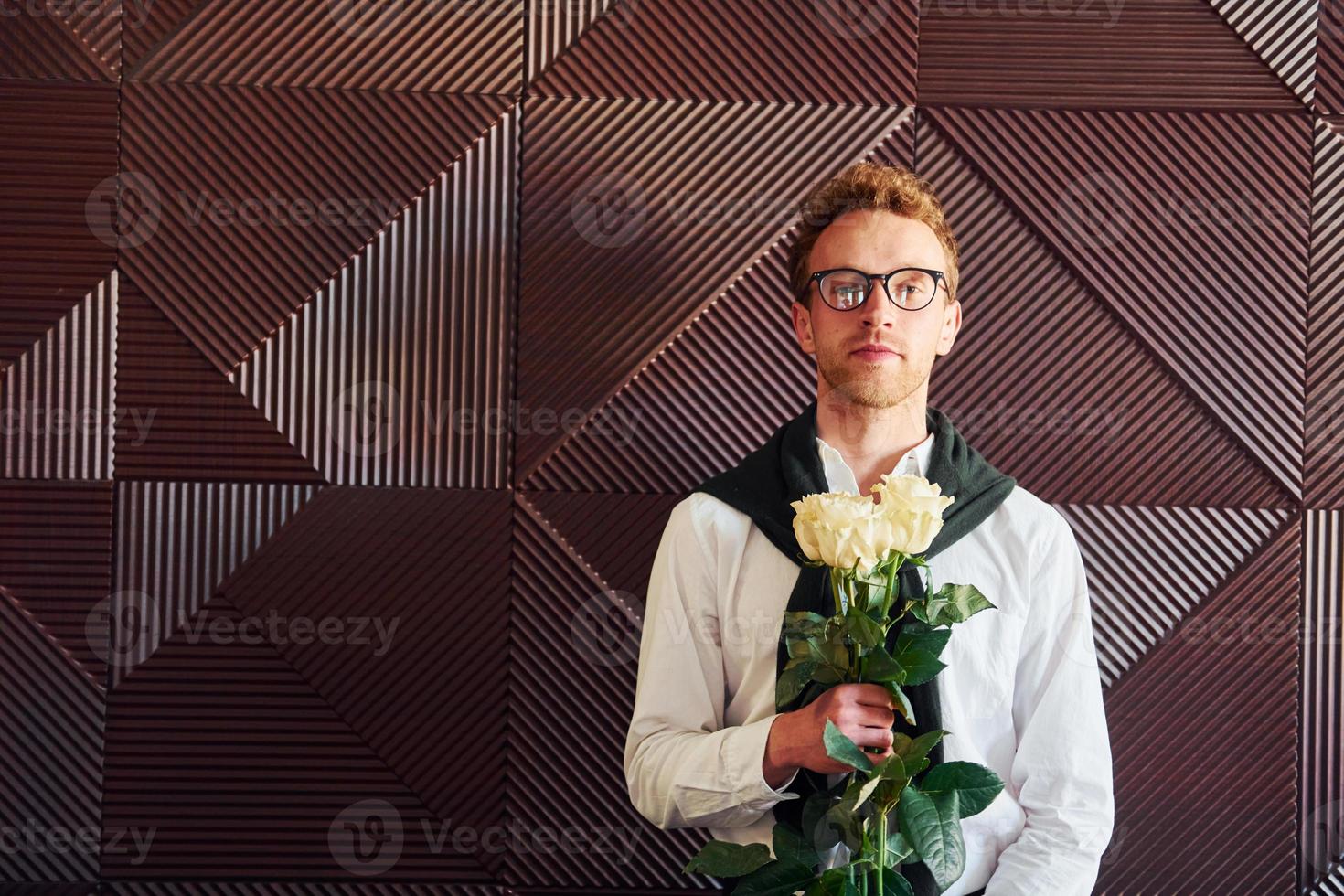 homem segura flores. dentro do novo restaurante de luxo moderno foto