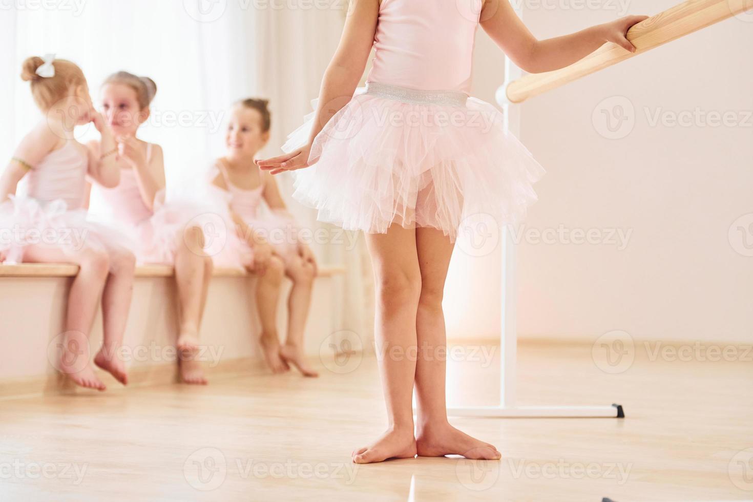 praticando movimentos de dança. pequenas bailarinas se preparando para performance foto