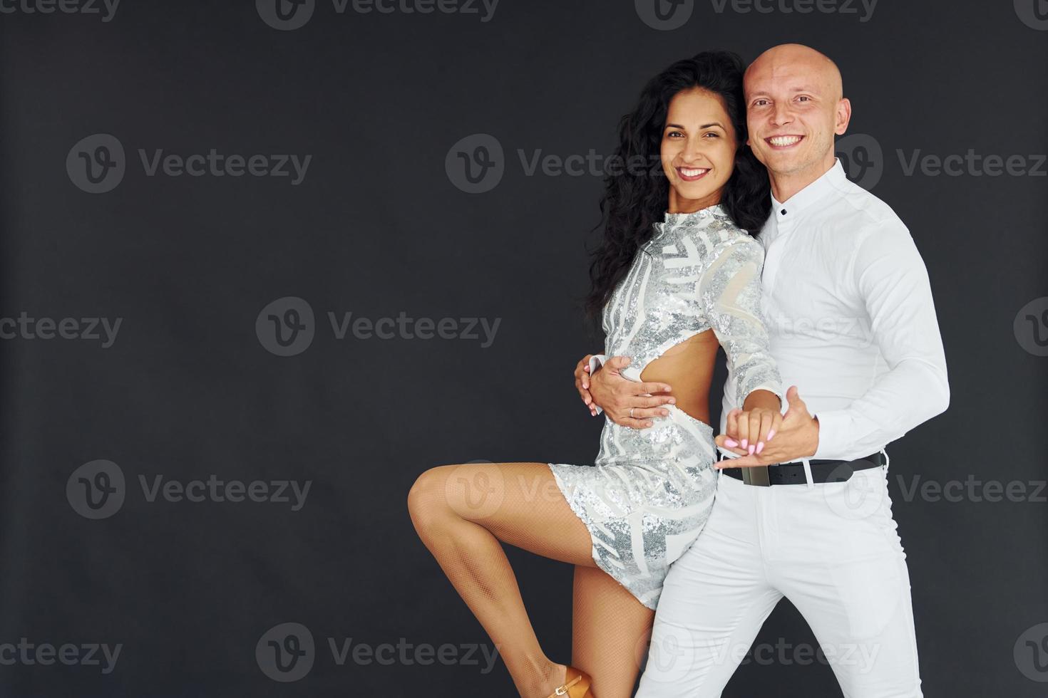 abraçando um ao outro. casal alegre está junto dentro de casa foto