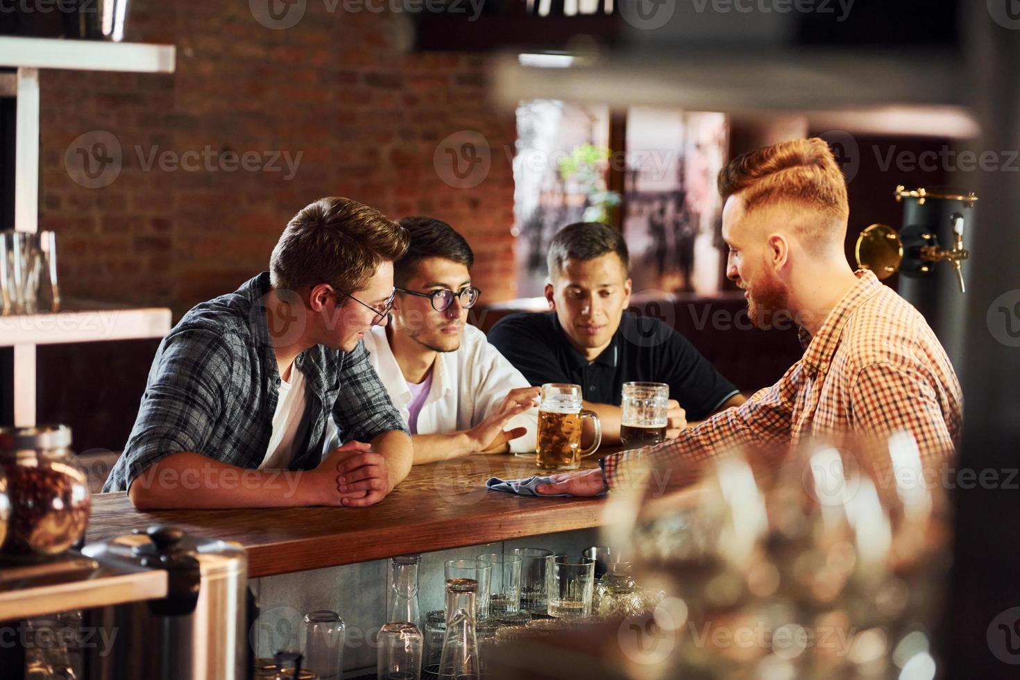 pessoas em roupas casuais sentadas no bar foto