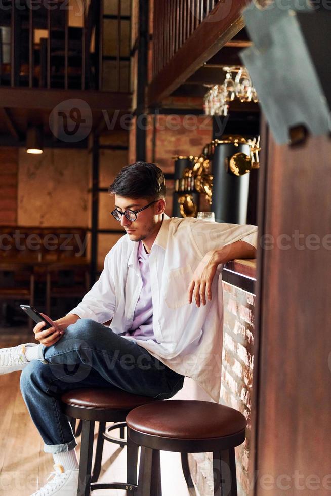 uma pessoa. homem em roupas casuais, sentado no bar foto