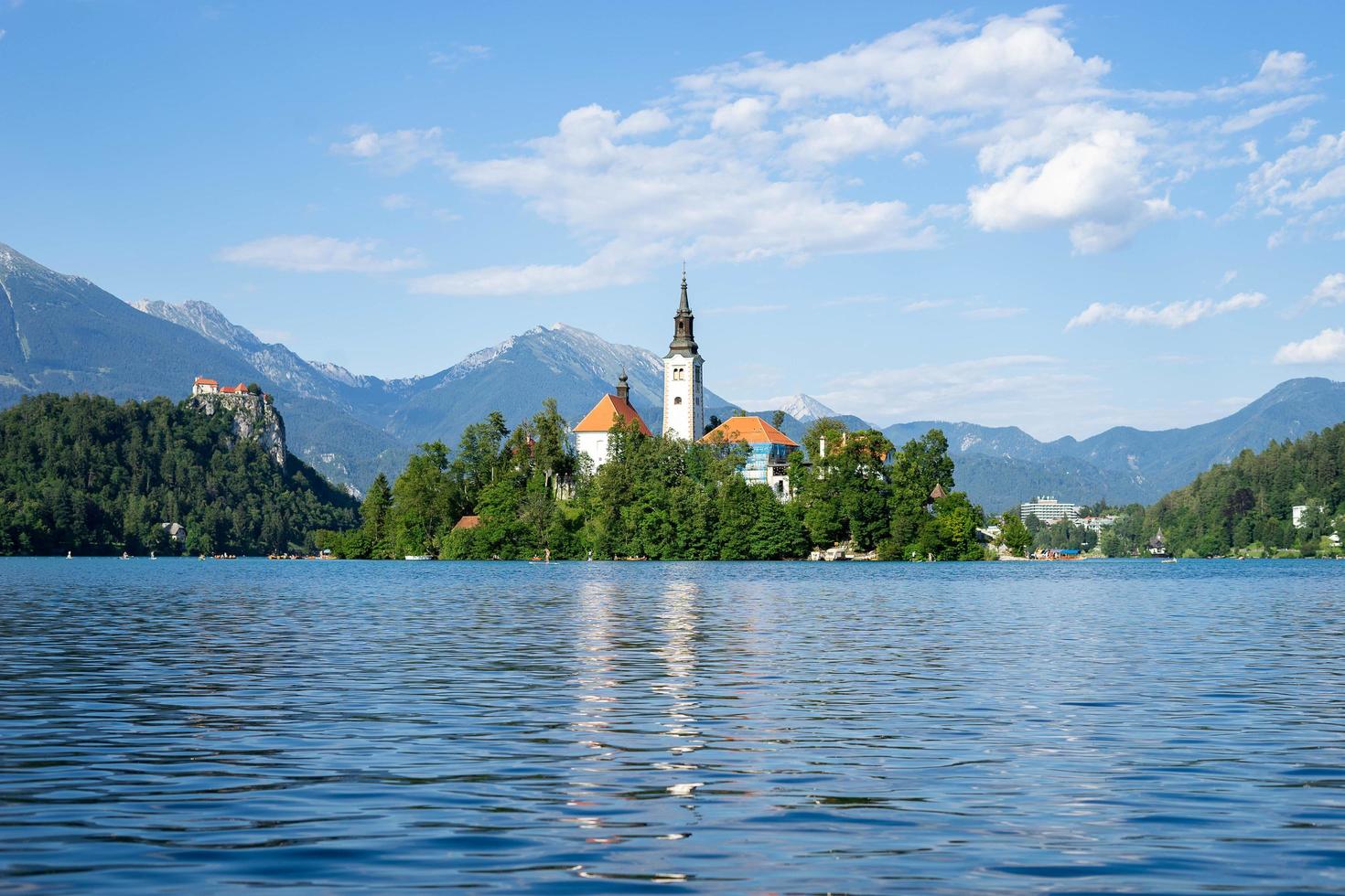 lake bled, slovenia, 2020 - igreja em uma ilha no lago bled foto