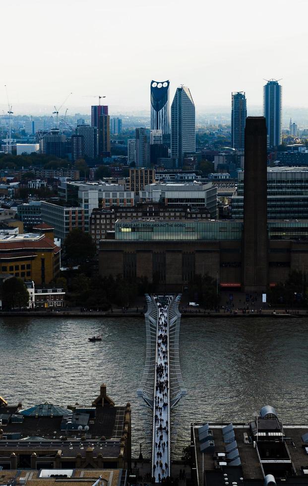 Londres, Inglaterra, 2020 - pessoas caminhando em uma ponte foto