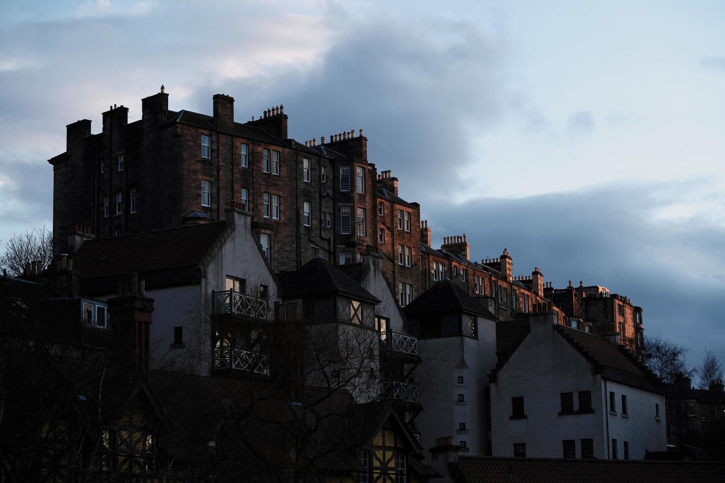 edimburgo, escócia, 2020 - edifícios em uma colina ao pôr do sol foto