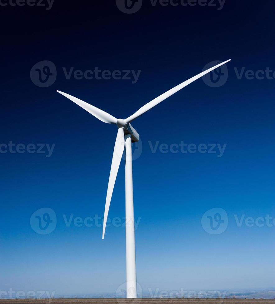 moinho de vento gerador de energia com um céu azul profundo foto