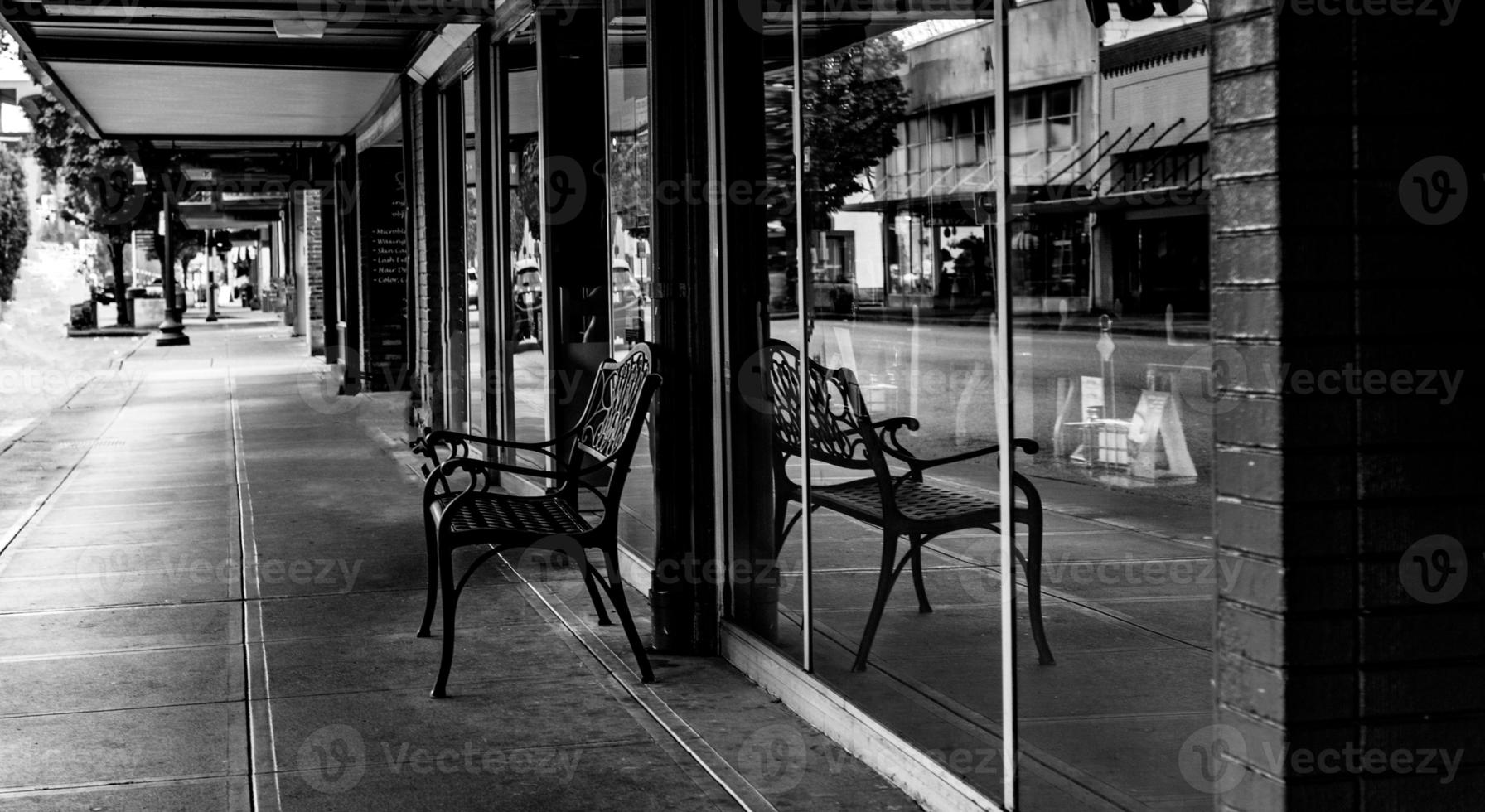 banco de calçada de loja de departamentos em bw foto