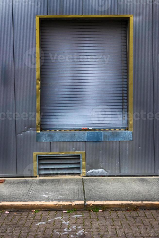 doca de carregamento do armazém com porta de garagem foto