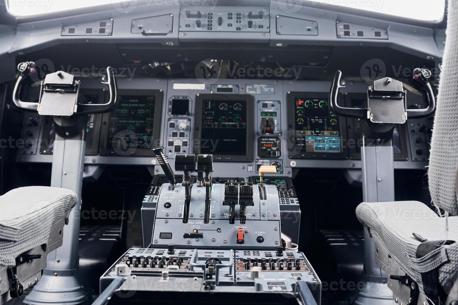 maçanetas e botões. fechar a visão focada do cockpit do avião foto