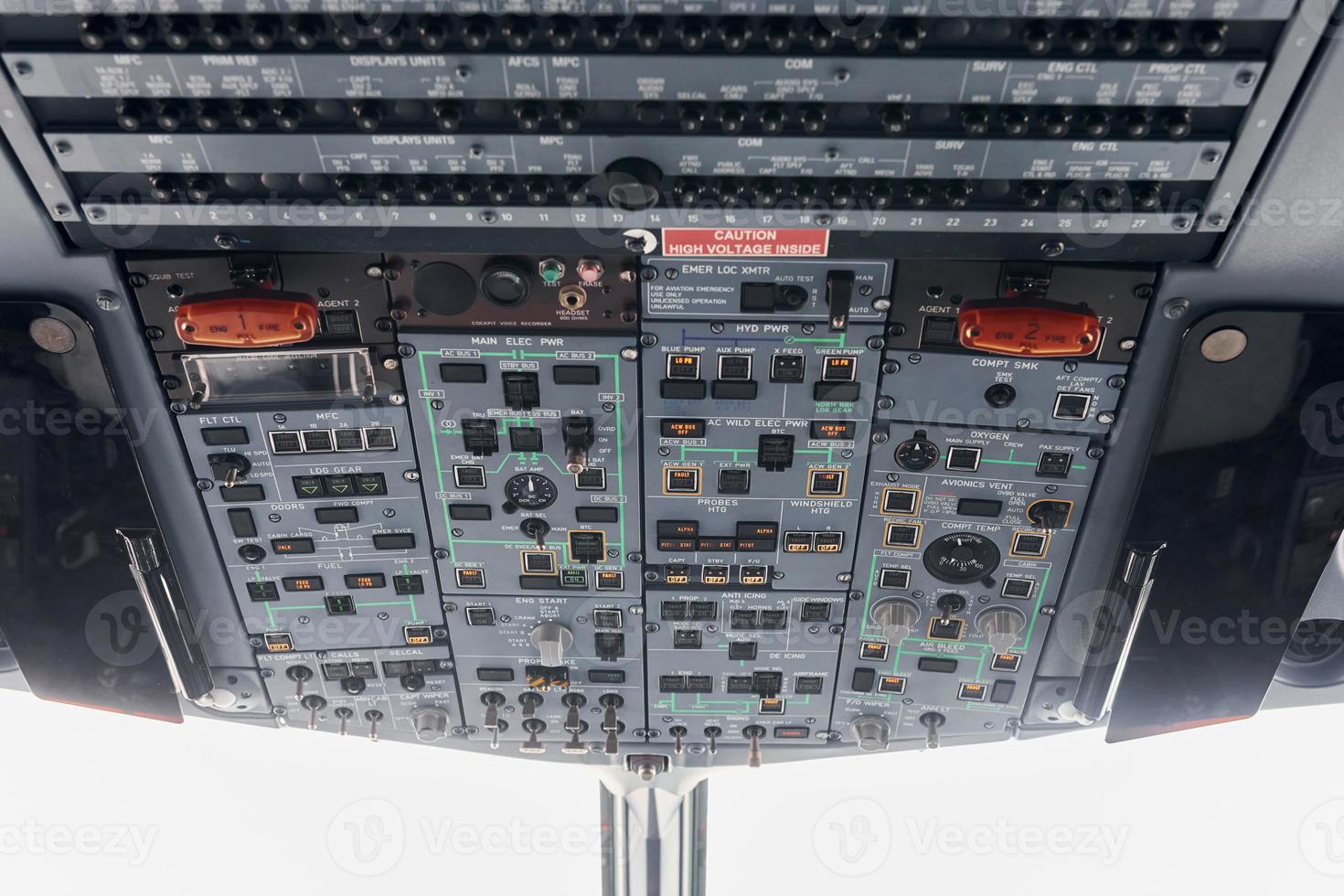 painel de controle. fechar a visão focada do cockpit do avião foto