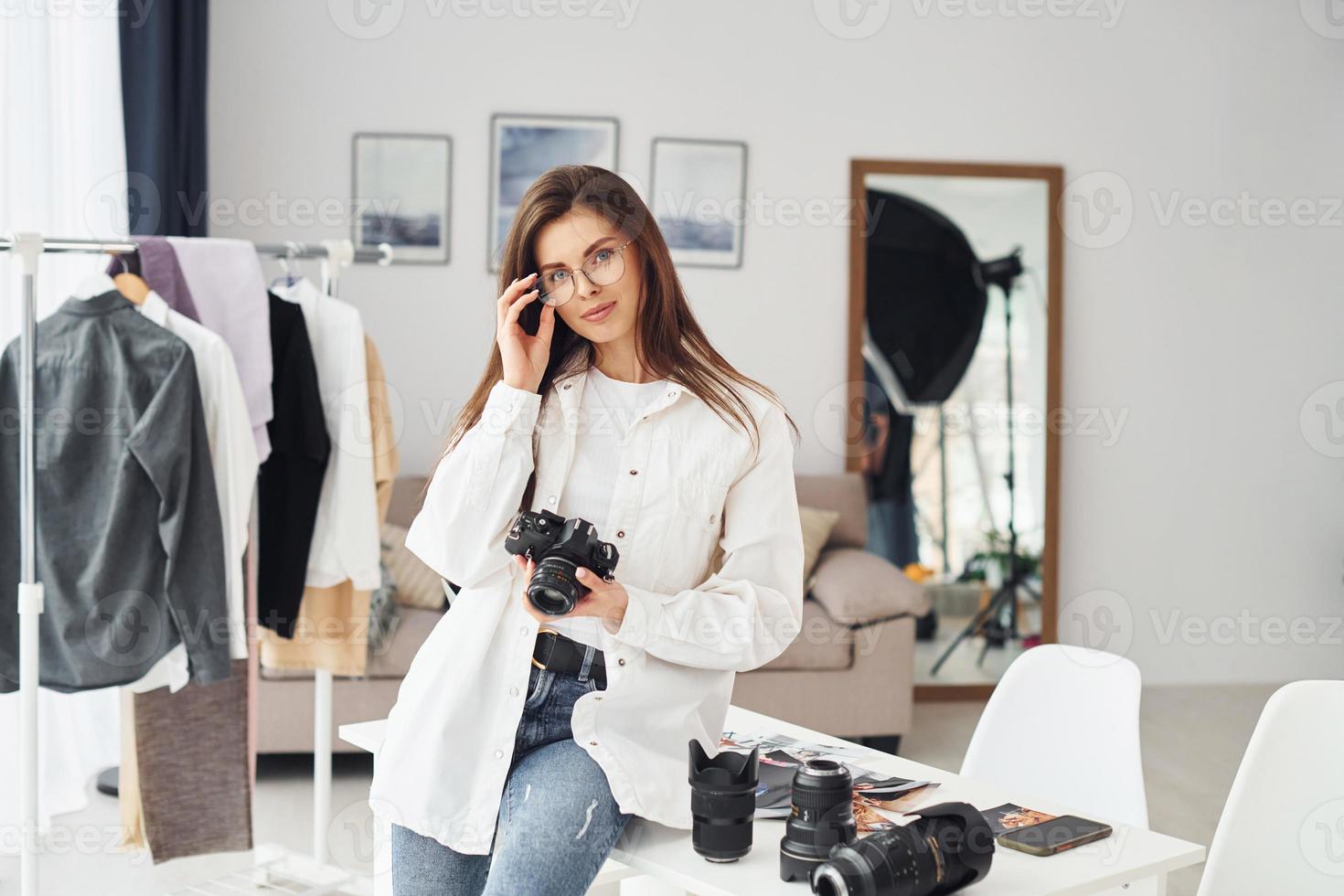 fotógrafo feminino em roupas casuais está trabalhando dentro de casa durante o dia foto