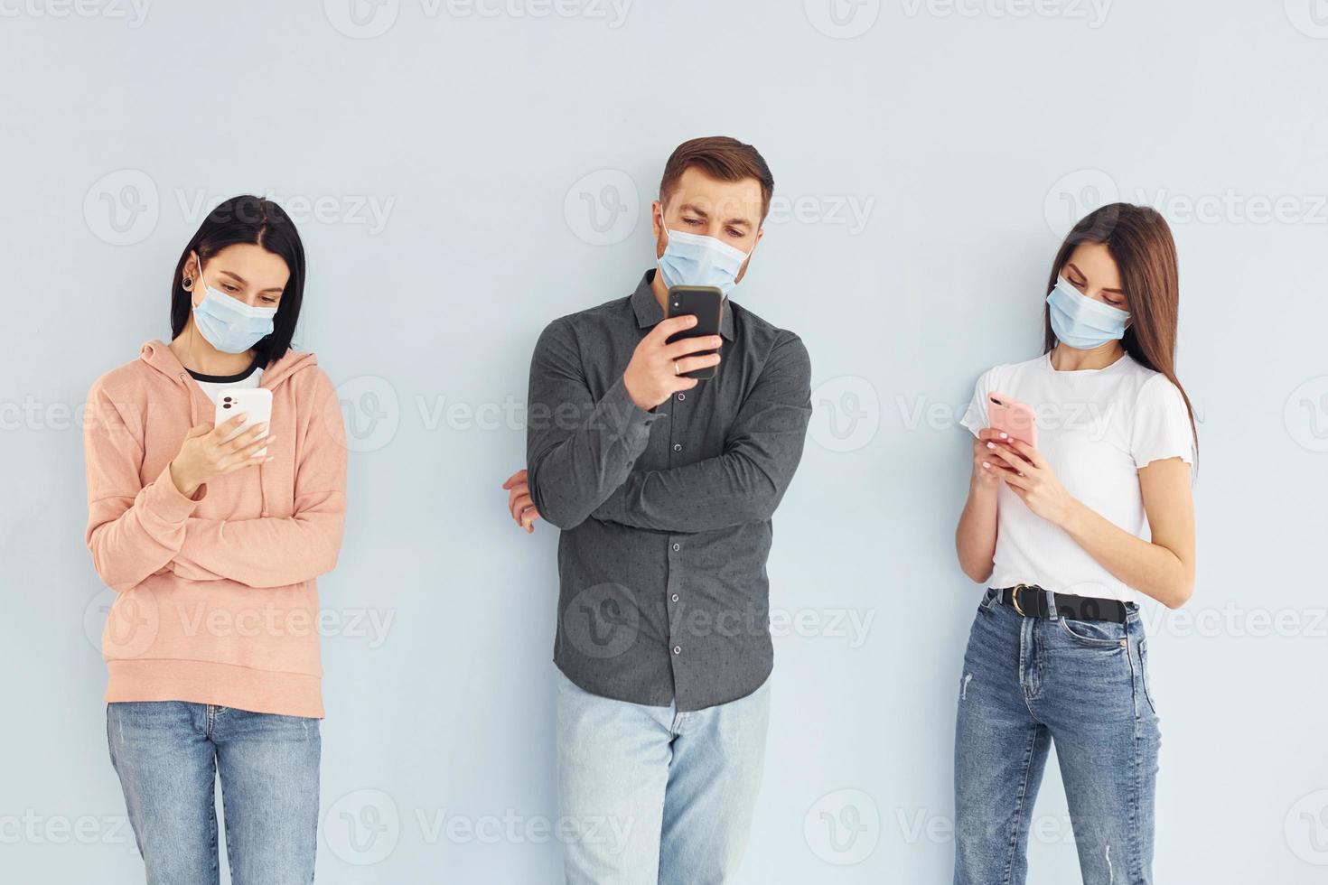 três pessoas juntas no estúdio contra um fundo branco foto