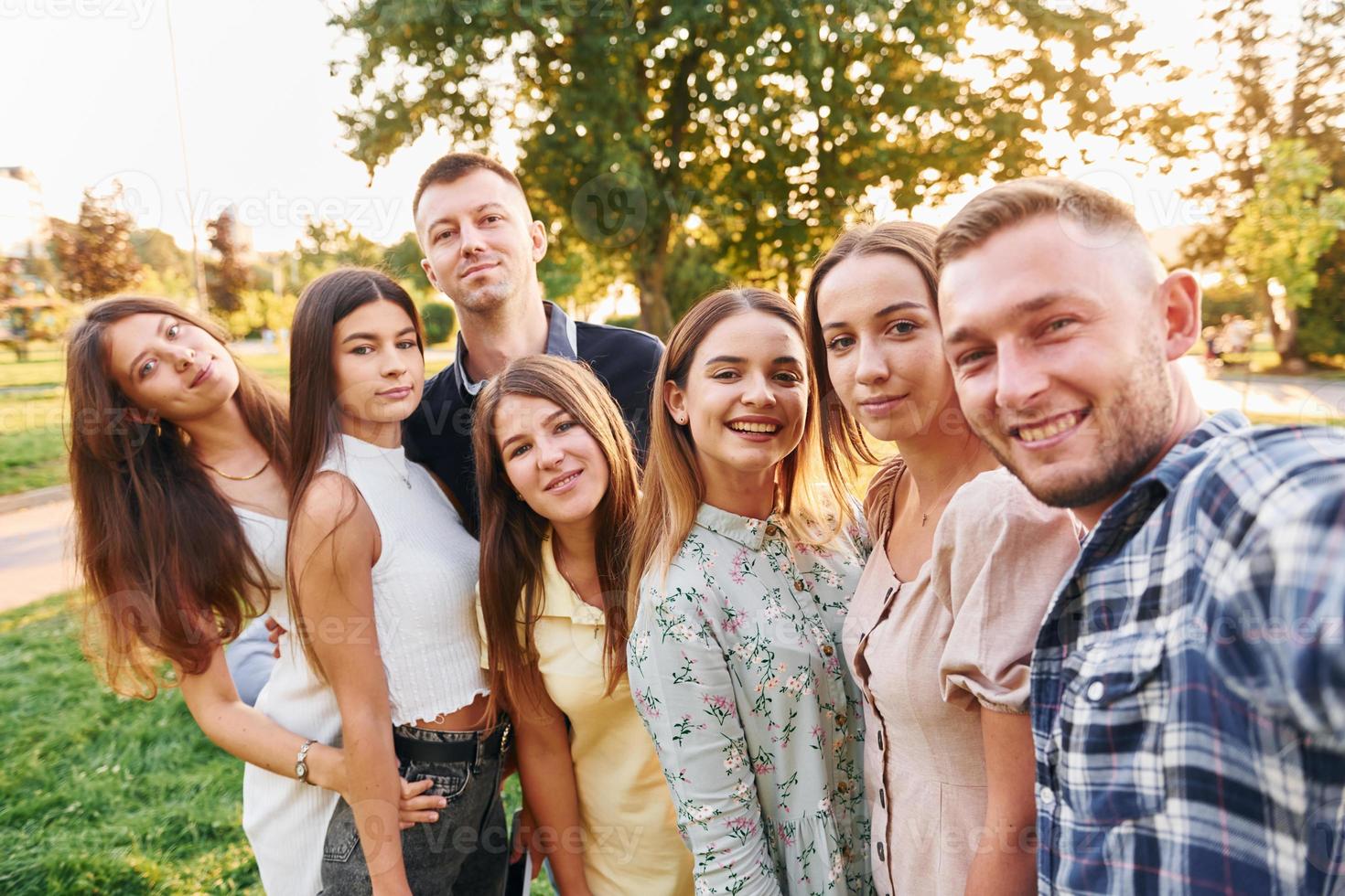 tirando uma selfie. grupo de jovens tem uma festa no parque durante o dia de verão foto