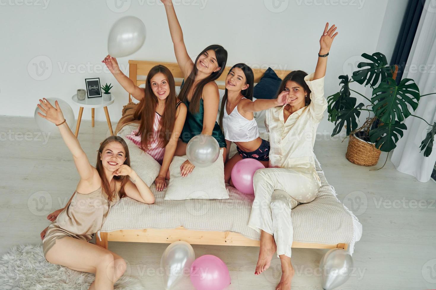 festa com balões. grupo de mulheres felizes que está em uma despedida de solteira foto