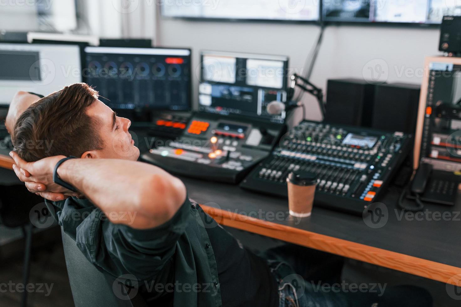 jovem está dentro de casa no estúdio de rádio está ocupado com a transmissão foto