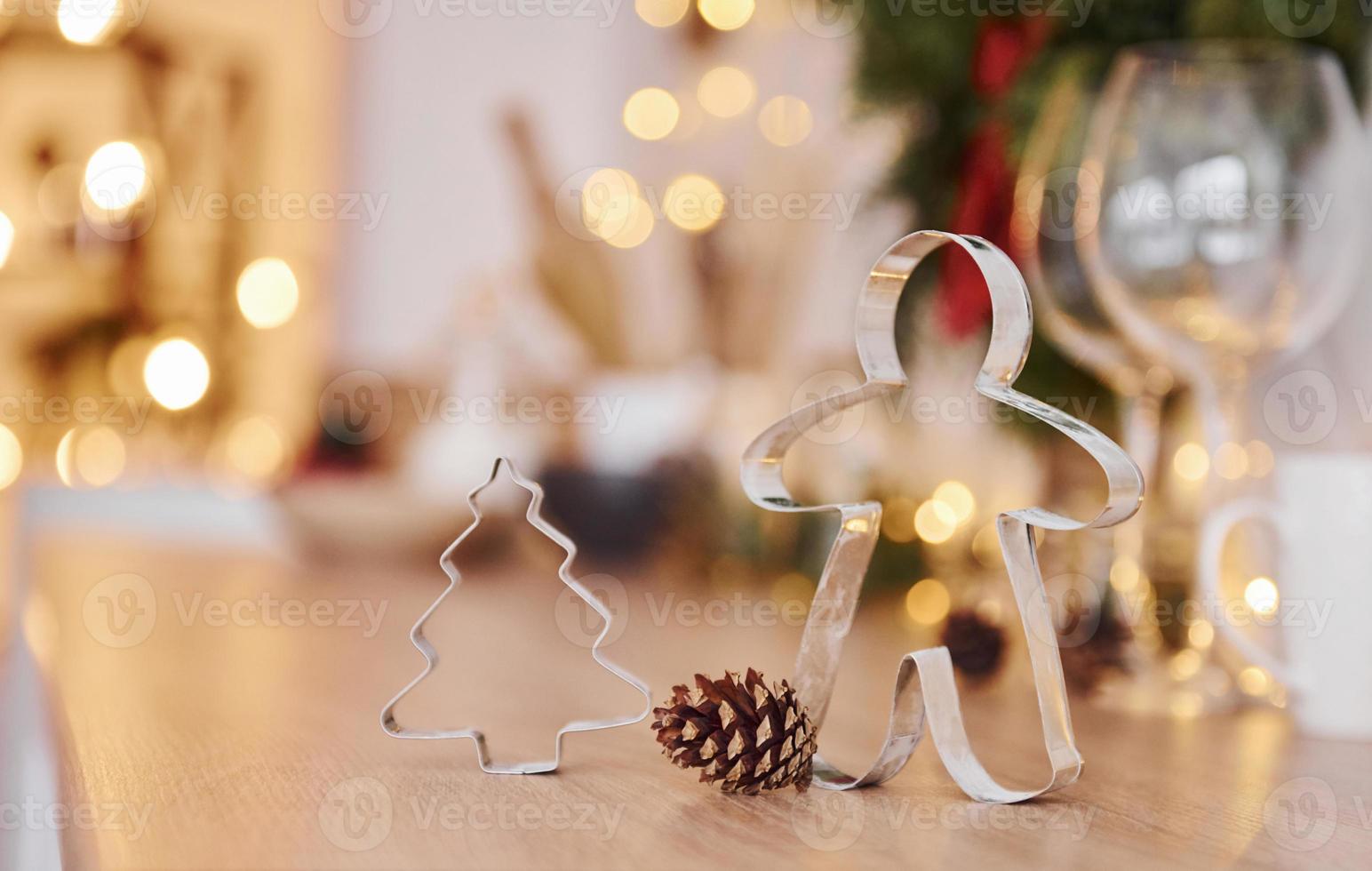 copos e enfeites de natal na sala. guirlandas e luzes brilhantes foto