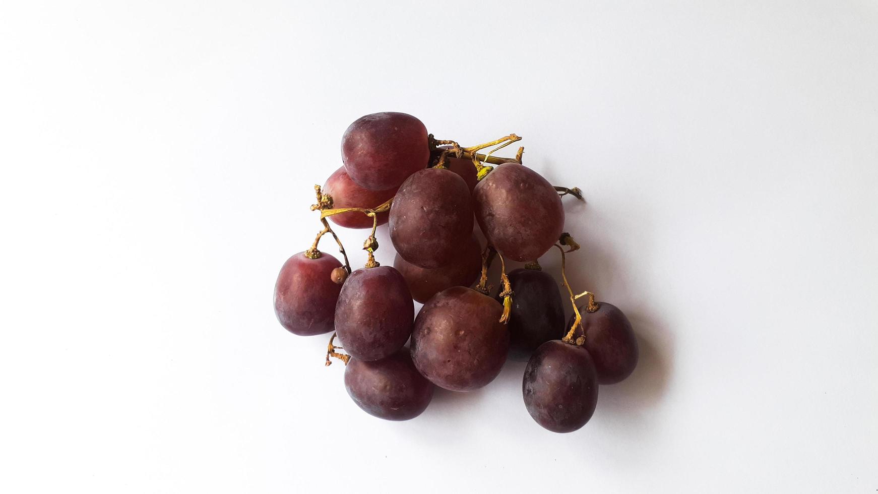 uvas vermelhas frescas exibição de uvas vermelhas em fundo branco foto