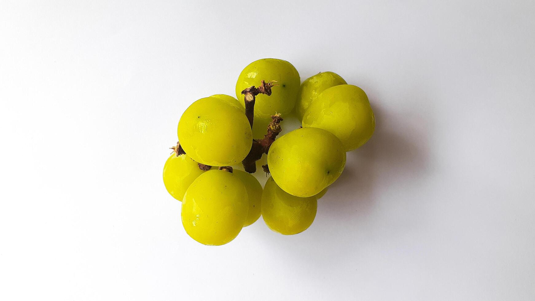 uvas verdes frescas exibição de uvas verdes em fundo branco foto