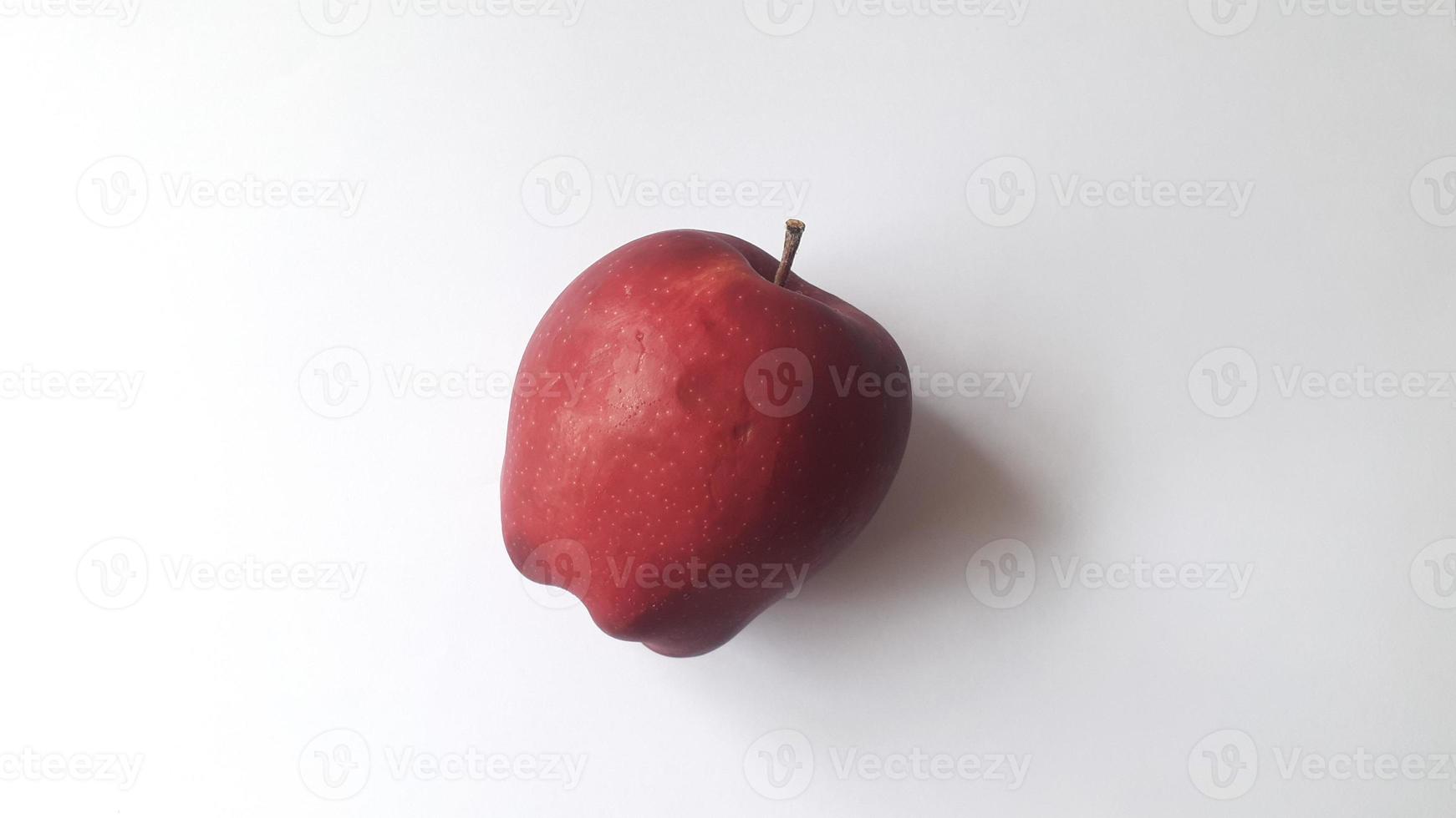 maçã vermelha isolada no fundo branco, traçado de recorte, profundidade total de campo foto