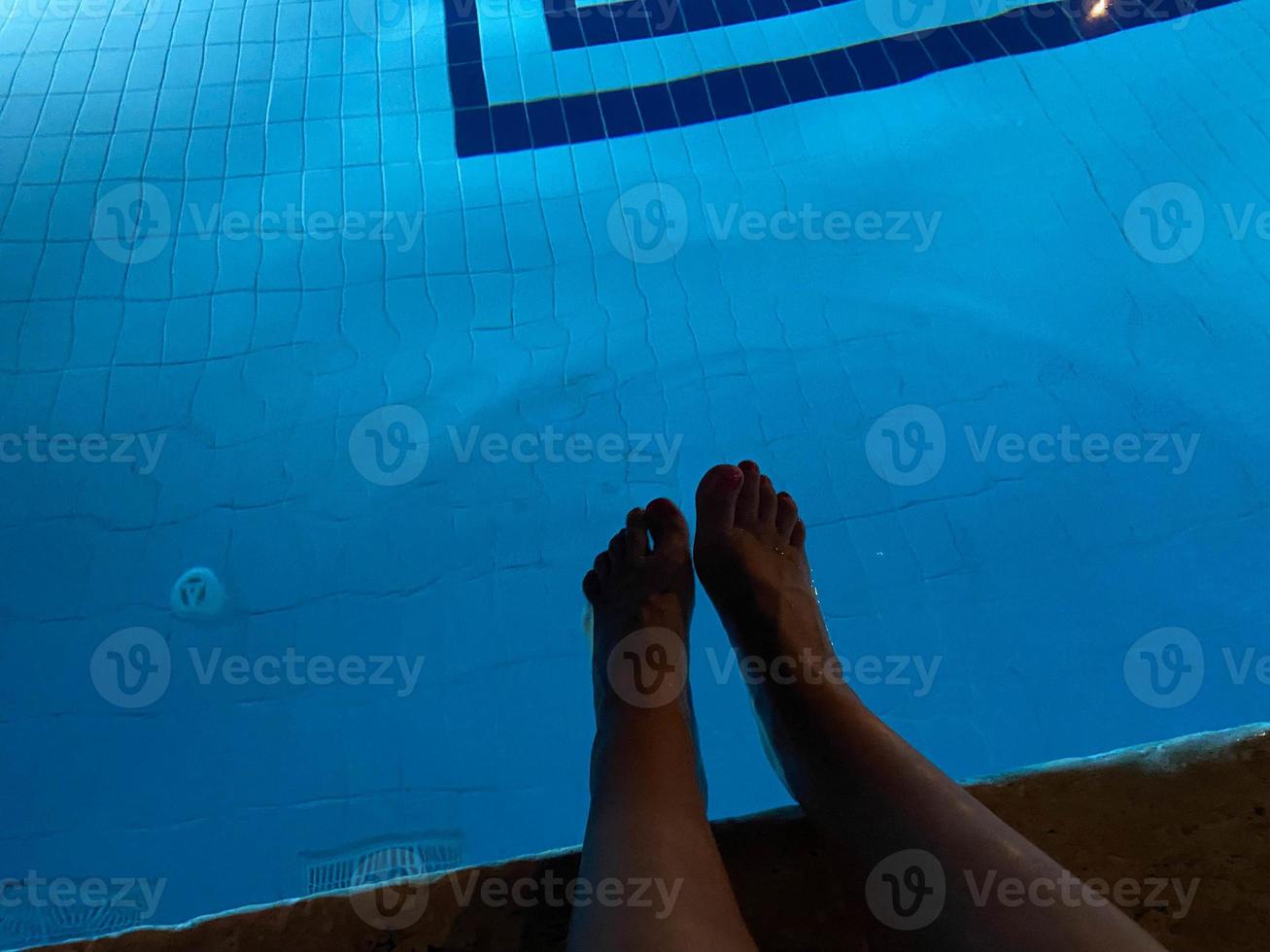 pés masculinos debaixo d'água na piscina foto