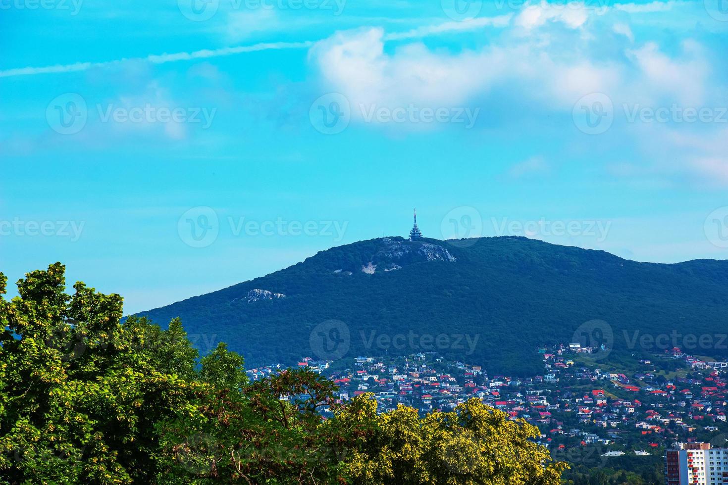 calvário na cidade de nitra, república eslovaca. lugar religioso. herança cultural. vista do monte zobor. foto