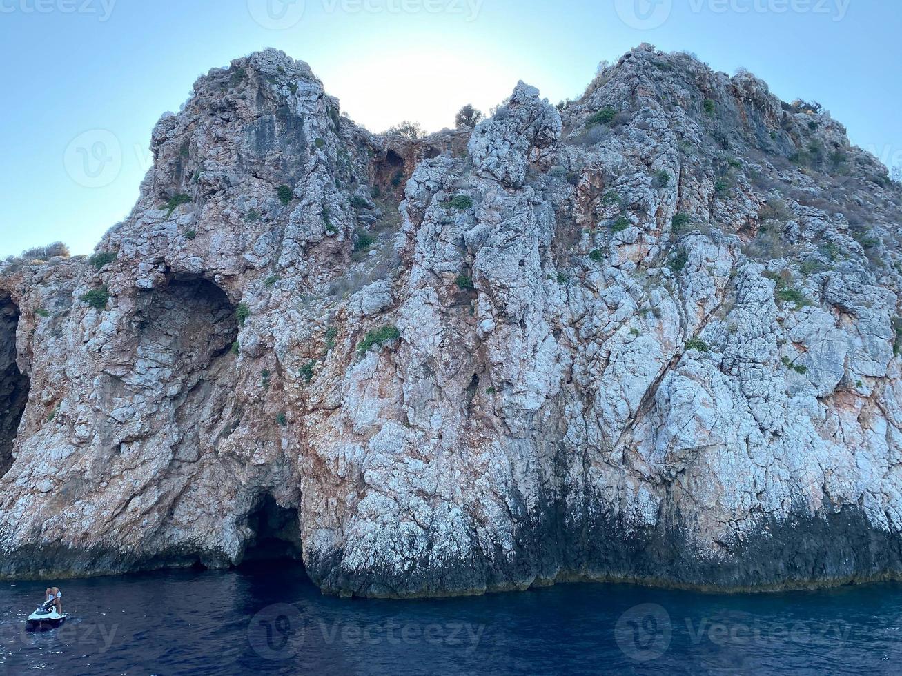 formações rochosas no mar contra o céu foto