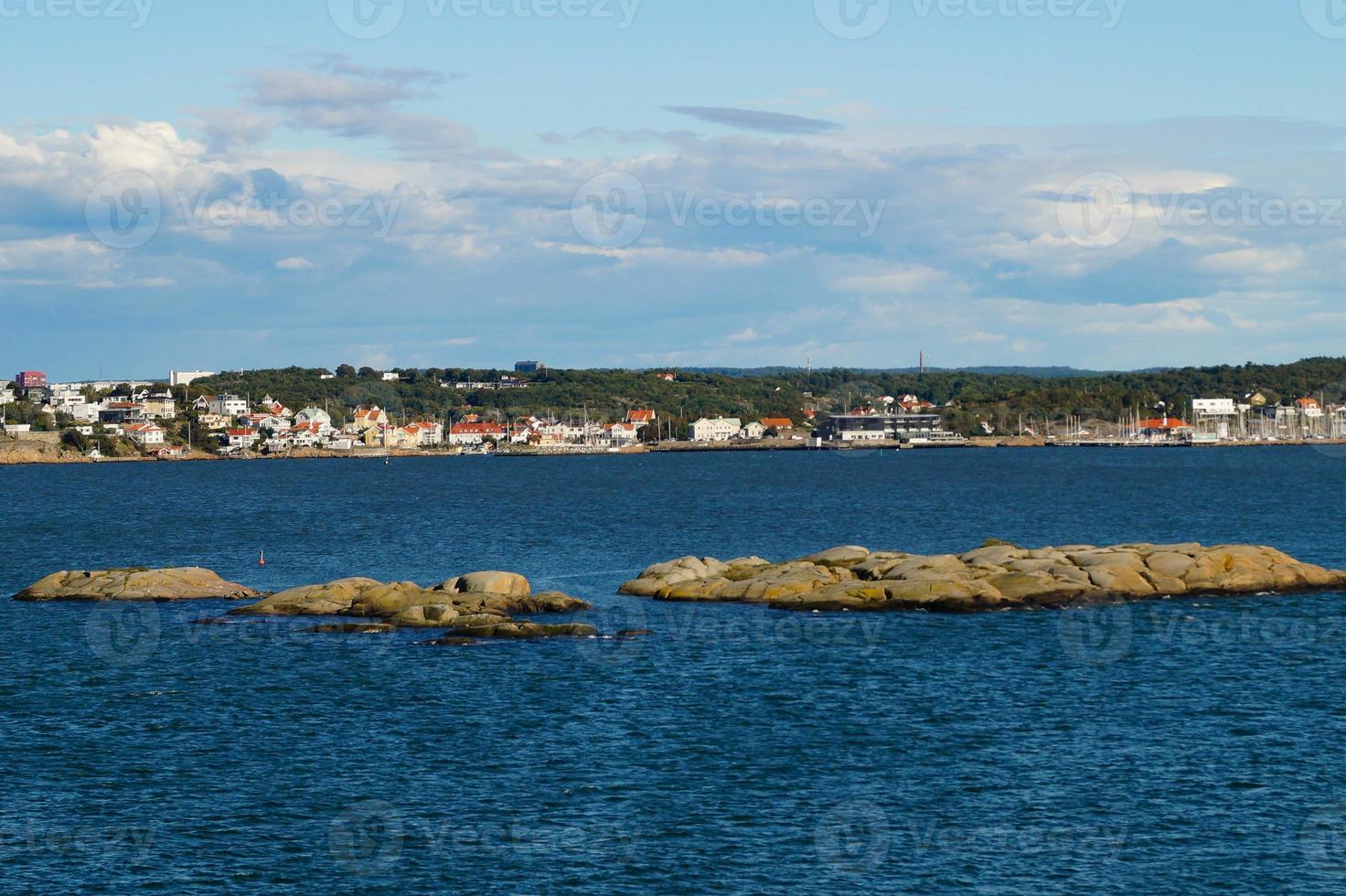 pequenas casas suecas no arquipélago próximo a gotemburgo foto