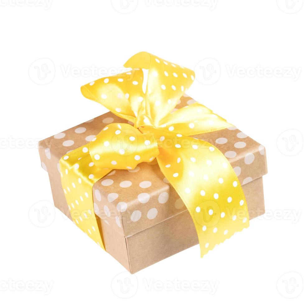 caixa de presente de feriado em padrão de bolinhas com laço amarelo isolado no fundo branco. foto