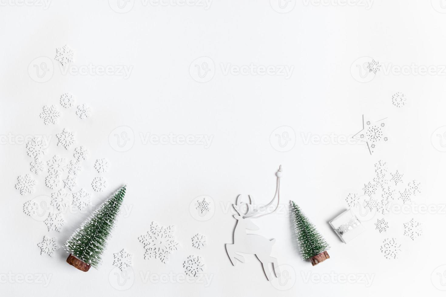 composição festiva de natal - moldura feita de enfeites de natal branco sobre fundo branco. foto