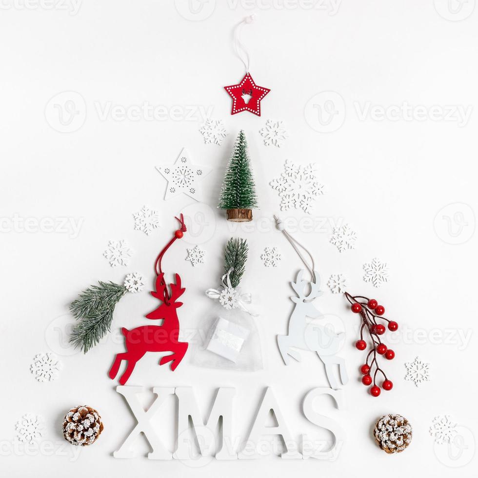 cartas de decorações de natal natal, veados, galhos de abeto, bagas, flocos de neve, presente diy apresentado como árvore de natal em branco. foto