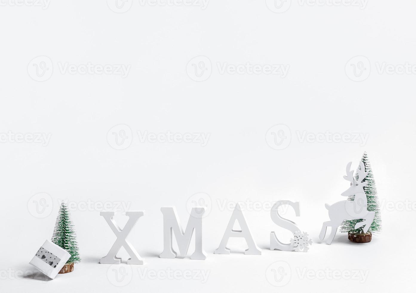 fundo mínimo na moda festivo de Natal. cartas de decorações de natal natal, árvores de natal, veados, caixa de presente diy em branco. foto