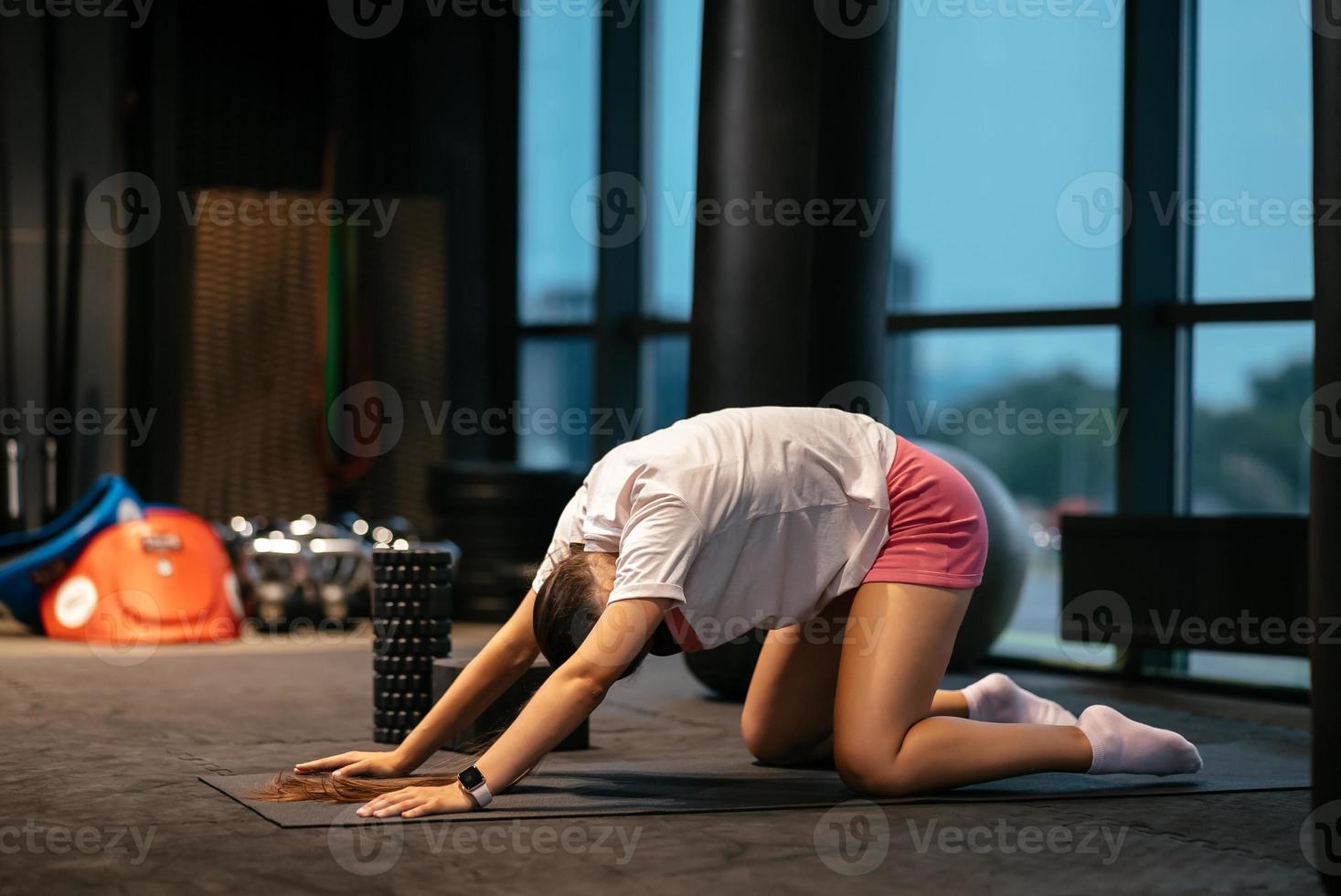 jovem malhando, fazendo exercícios de ioga ou pilates foto