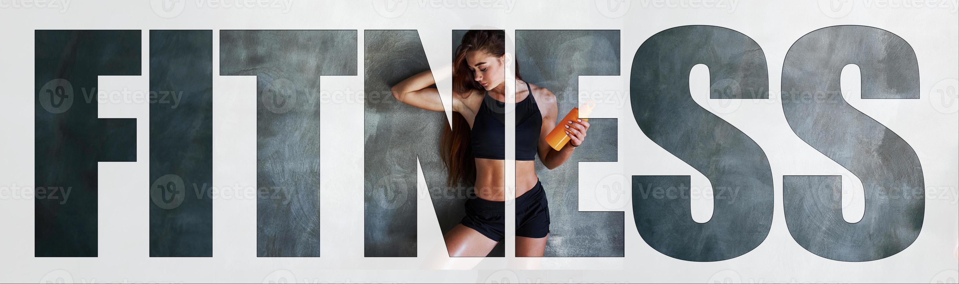 palavra fitness com mulher dentro que tem um dia na academia foto