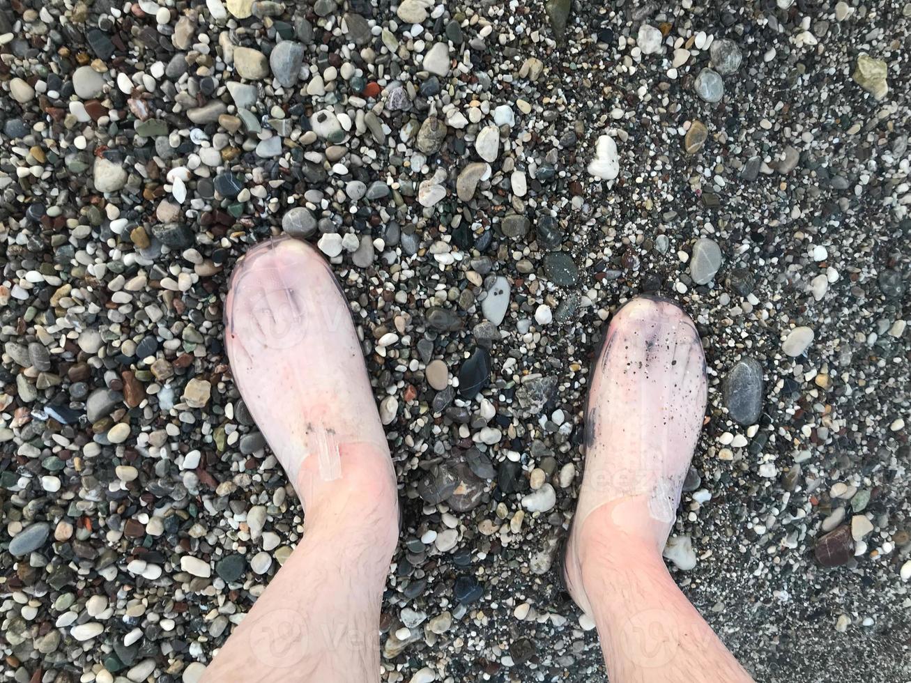 pés de um homem em chinelos foto