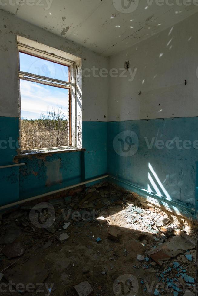 interior de uma casa abandonada foto