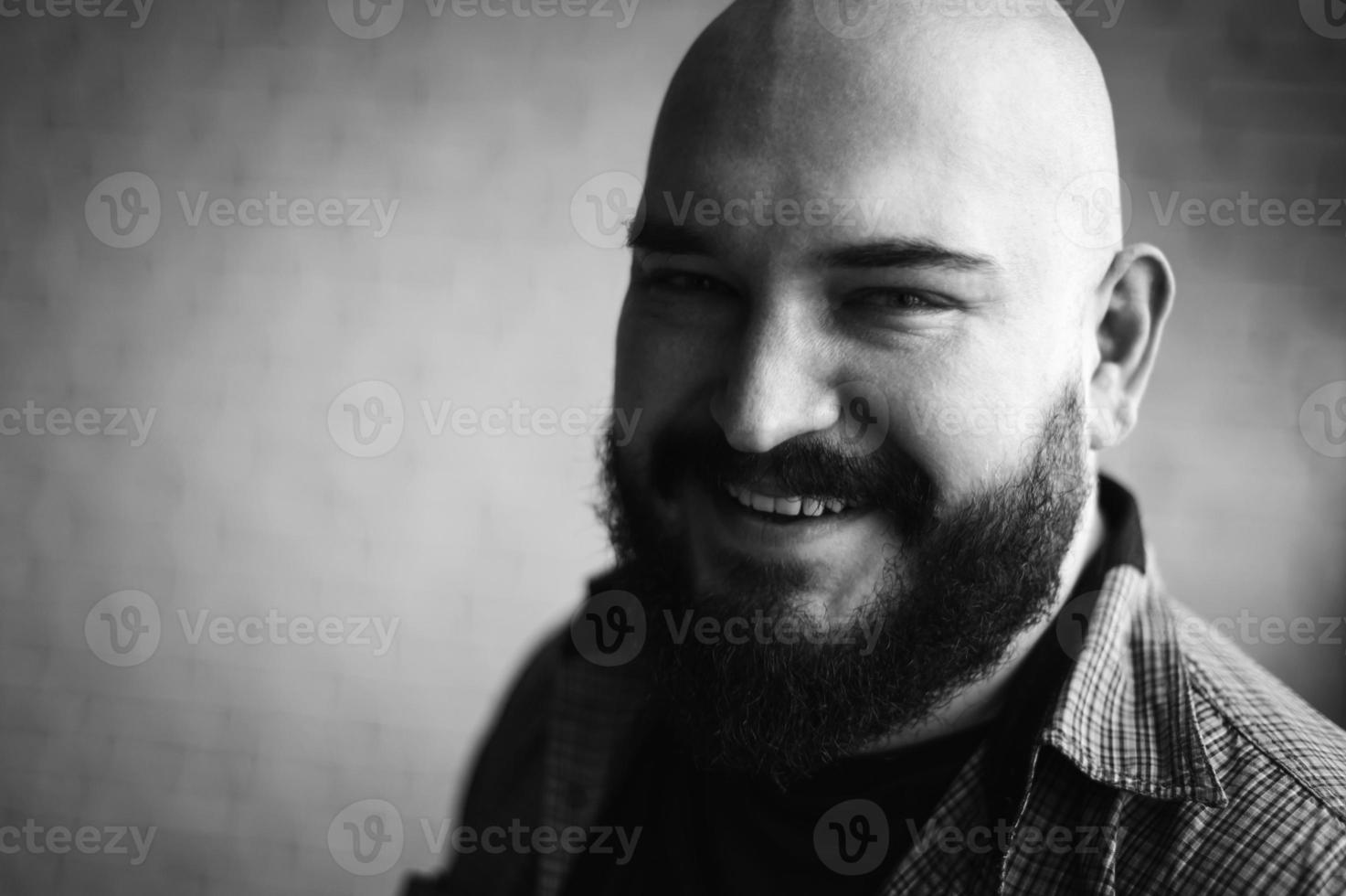 retrato de um homem careca em uma camisa com barba foto