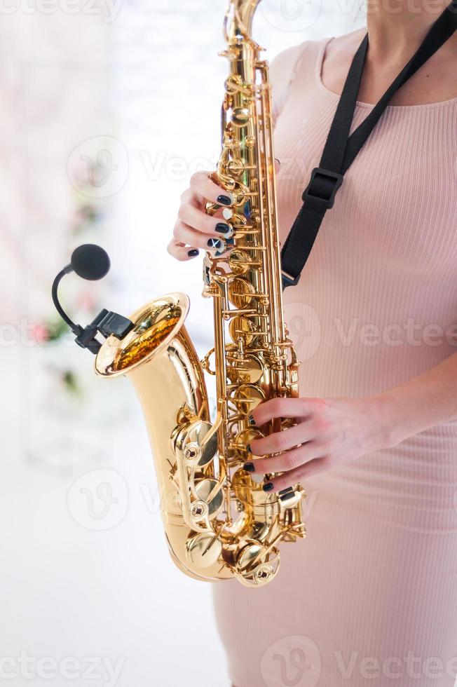 linda garota tocando saxofone foto