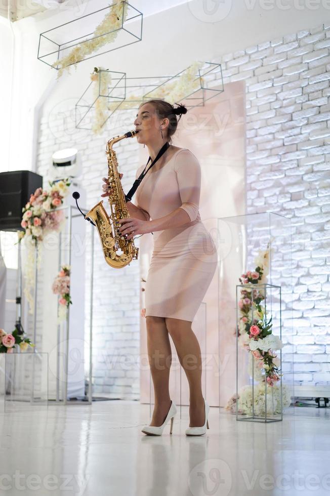 linda garota tocando saxofone foto