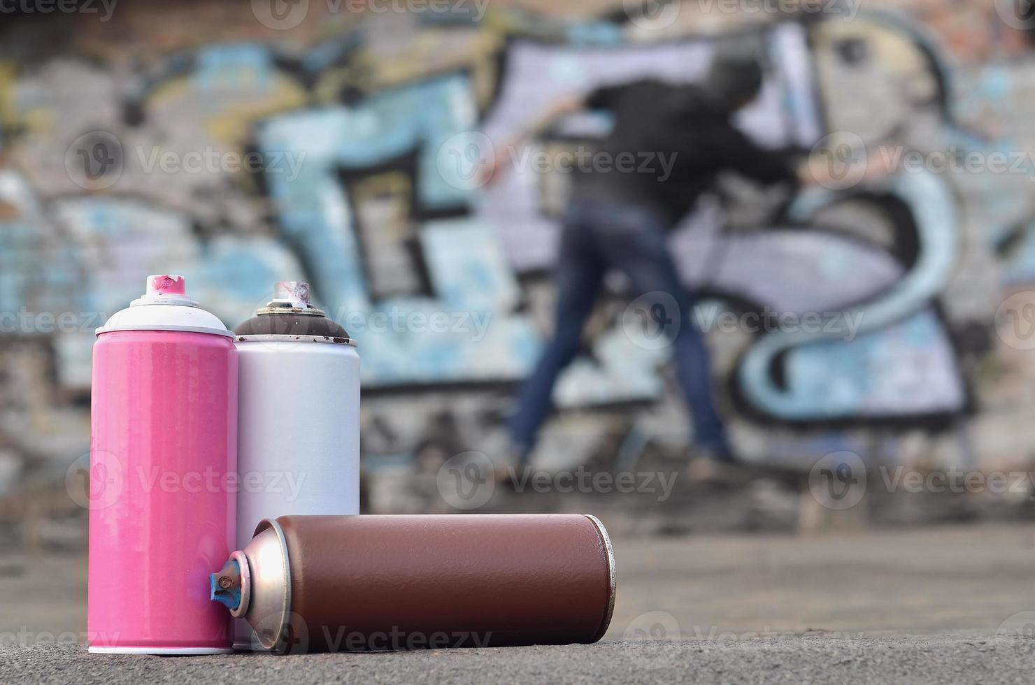 uma natureza morta de várias latas de tinta usadas de cores diferentes novamente foto