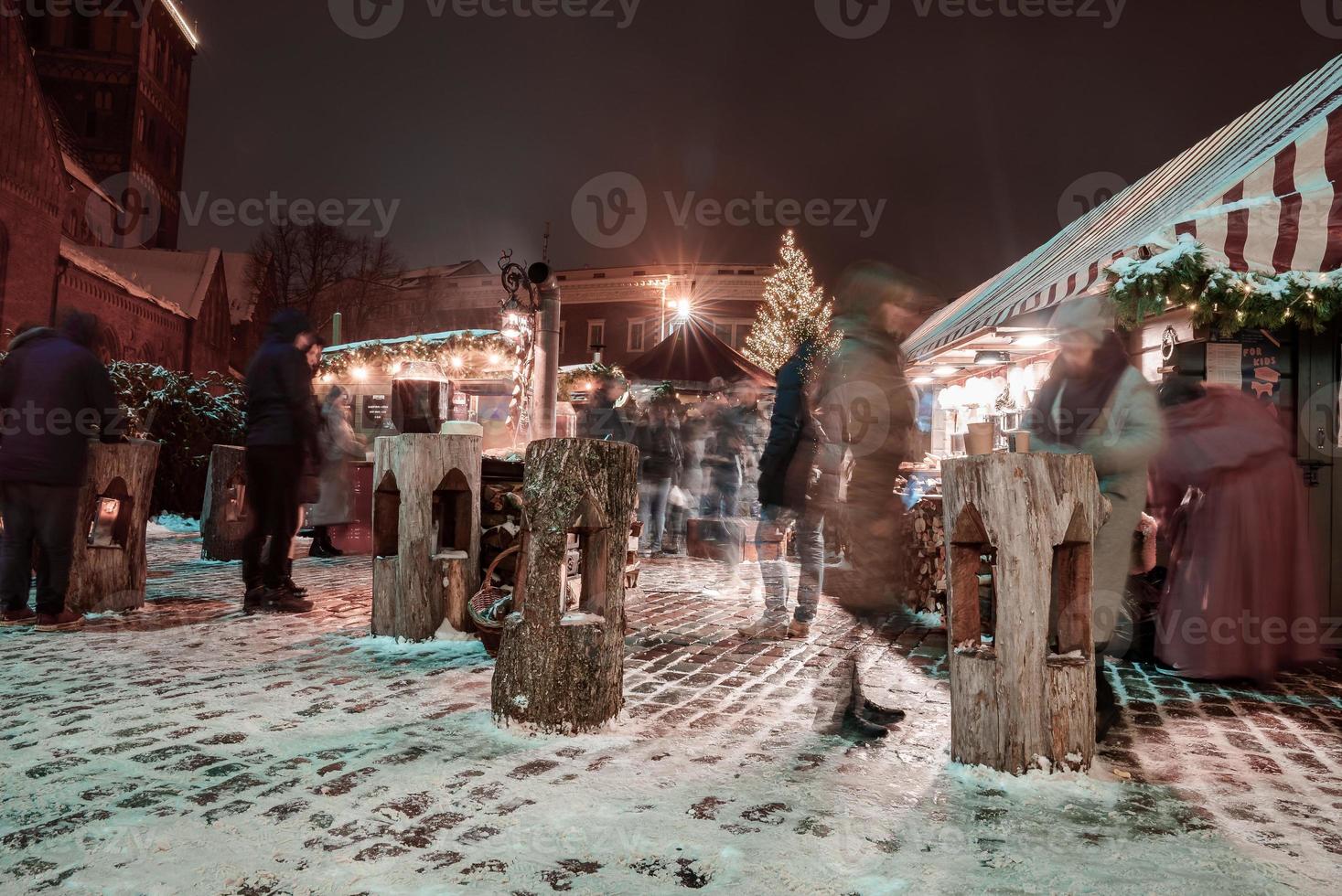 as pessoas aproveitam o mercado de natal no inverno de riga, na letônia. foto
